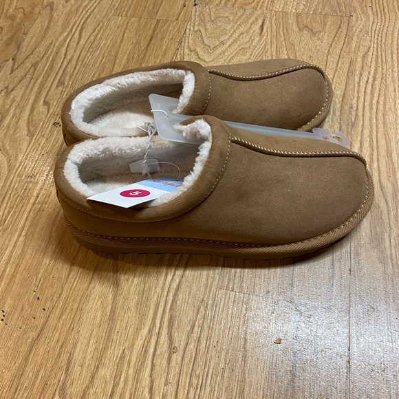 Cat & Jack Tan Kids Slippers - Picture 3 of 4